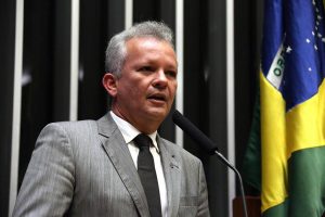 André Figueiredo condena tentativa de aprovação da PEC dos gastos públicos